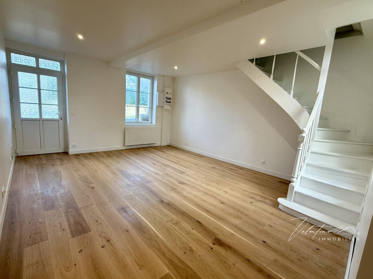 CHARMANTE MAISON DE VILLE RÉNOVÉE DANS UN VILLAGE DYNAMIQUE