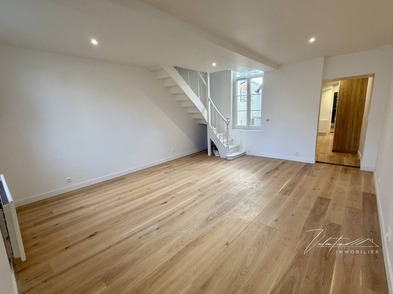 CHARMANTE MAISON DE VILLE RÉNOVÉE DANS UN VILLAGE DYNAMIQUE