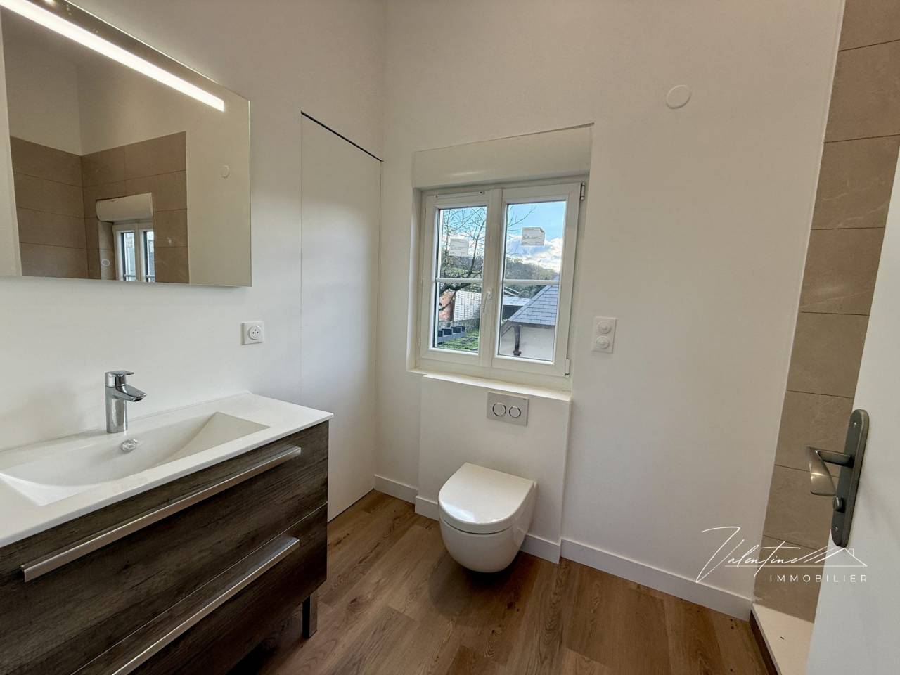 CHARMANTE MAISON DE VILLE RÉNOVÉE DANS UN VILLAGE DYNAMIQUE