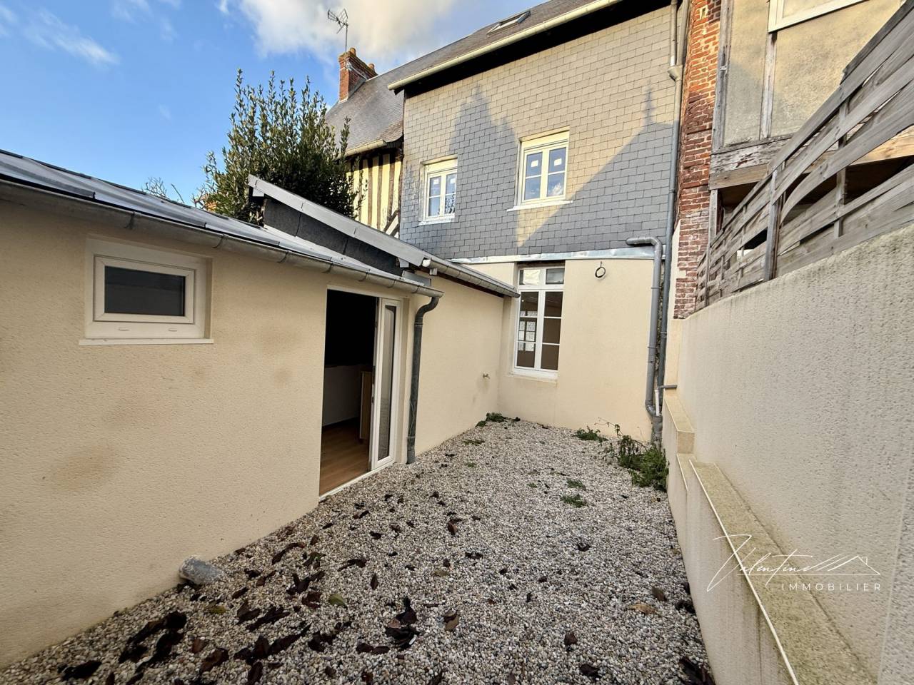 CHARMANTE MAISON DE VILLE RÉNOVÉE DANS UN VILLAGE DYNAMIQUE