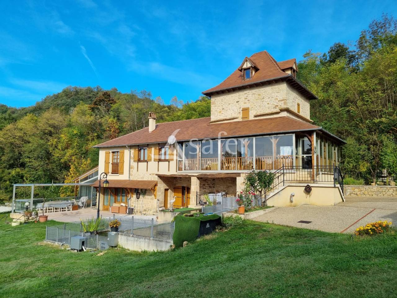 Propriété sur 4 ha en bordure du Lot, proche Figeac