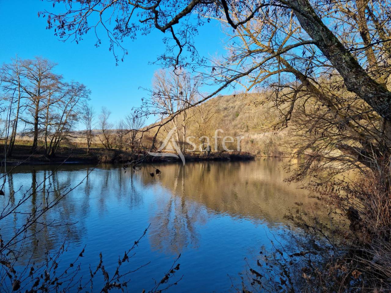 Propriété sur 4 ha en bordure du Lot, proche Figeac