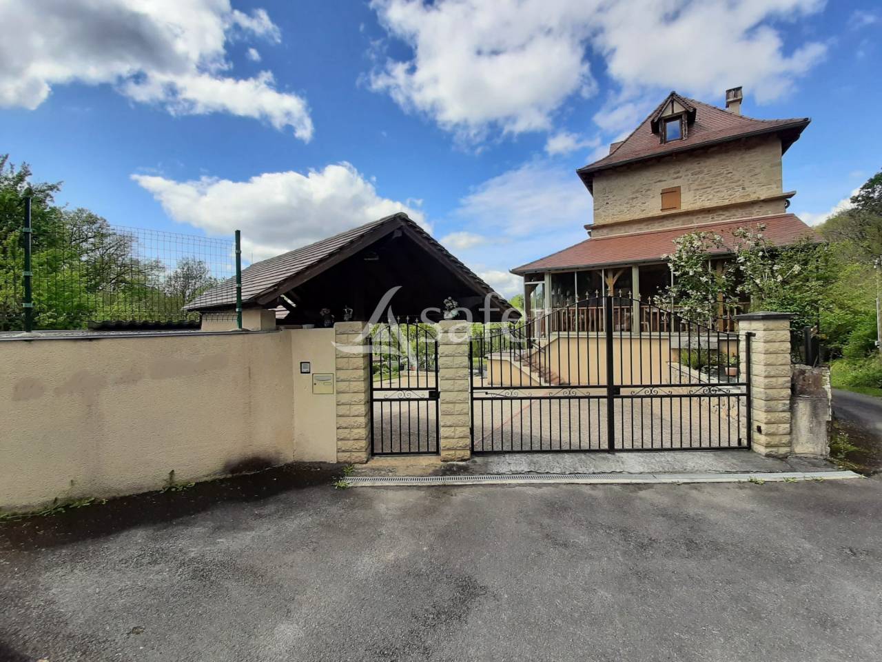 Propriété sur 4 ha en bordure du Lot, proche Figeac