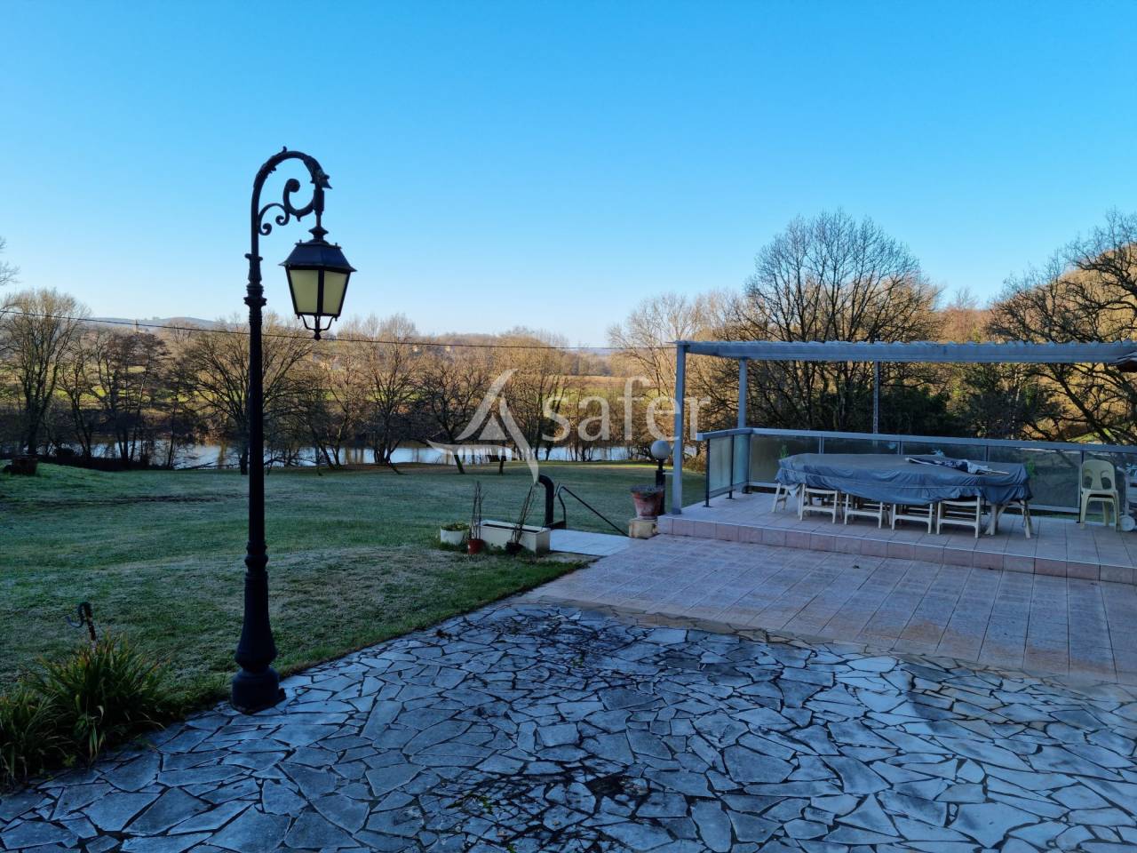 Propriété sur 4 ha en bordure du Lot, proche Figeac