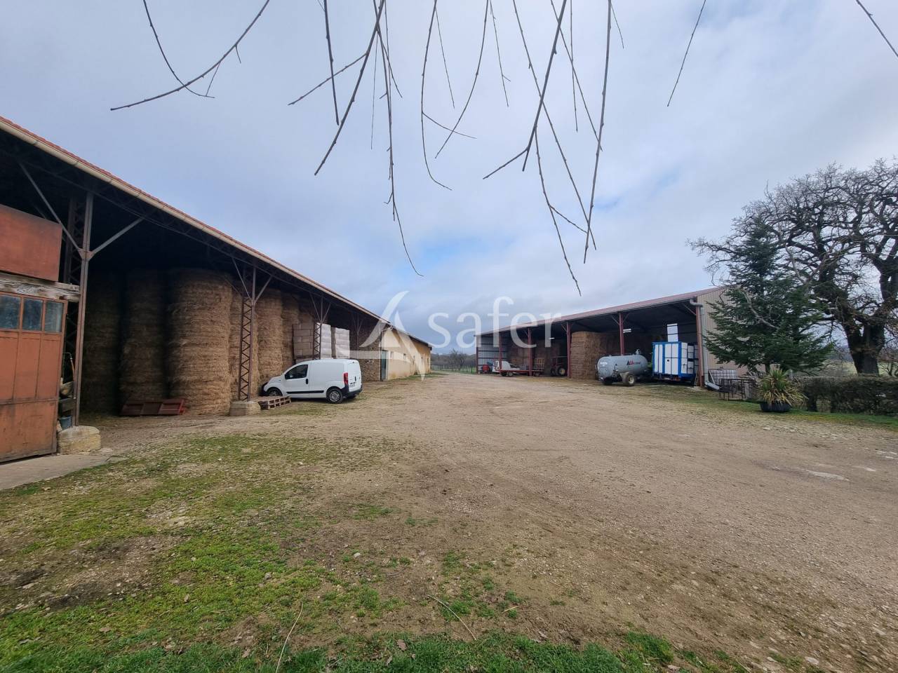 Exploitation d'&eacute;levage sur 40 ha dans le Limargue lotois