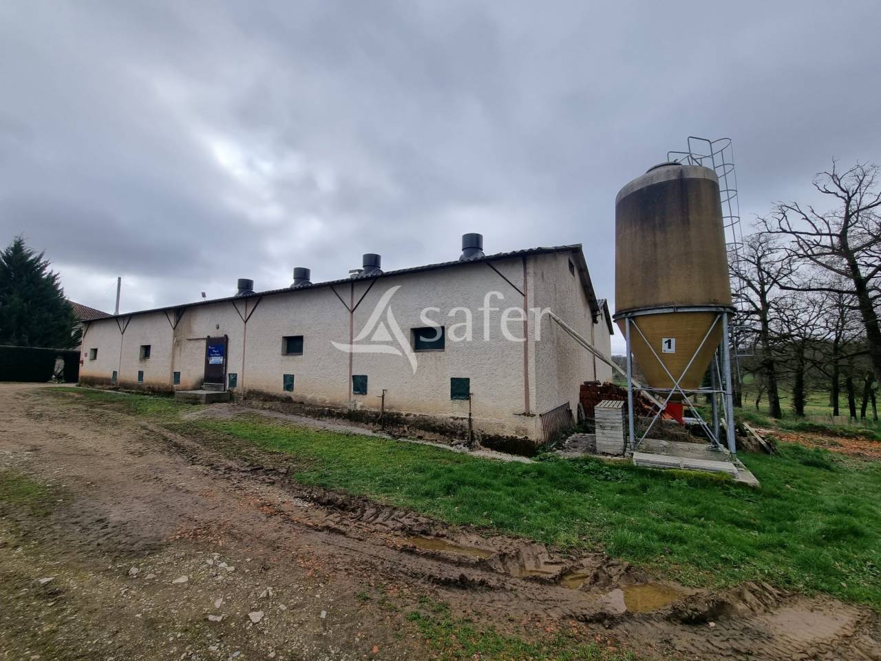 Exploitation d'&eacute;levage sur 40 ha dans le Limargue lotois