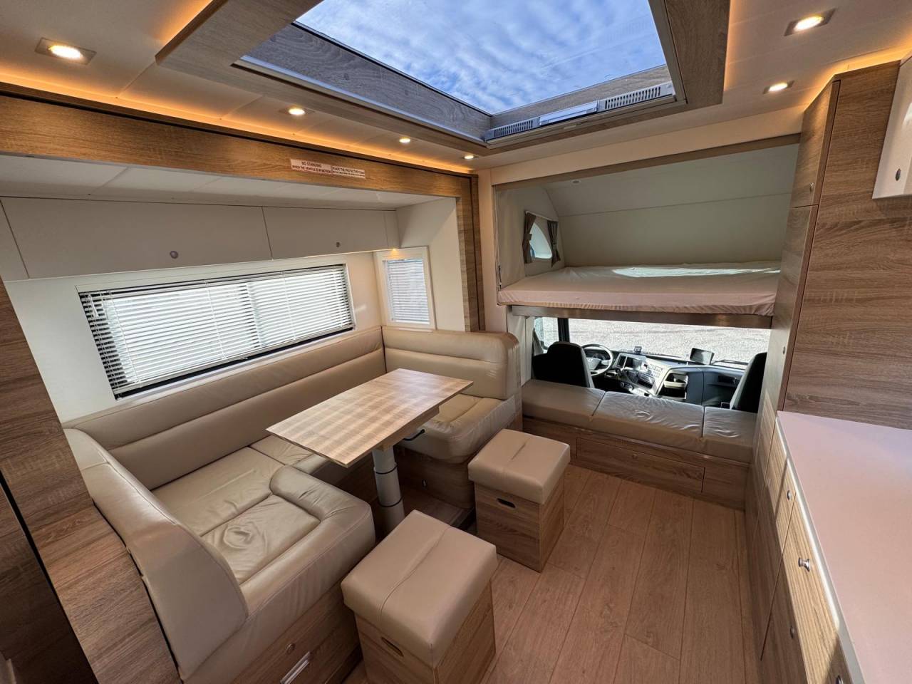 STX 6 CHEVAUX AVEC POP OUT ET PUSH UP