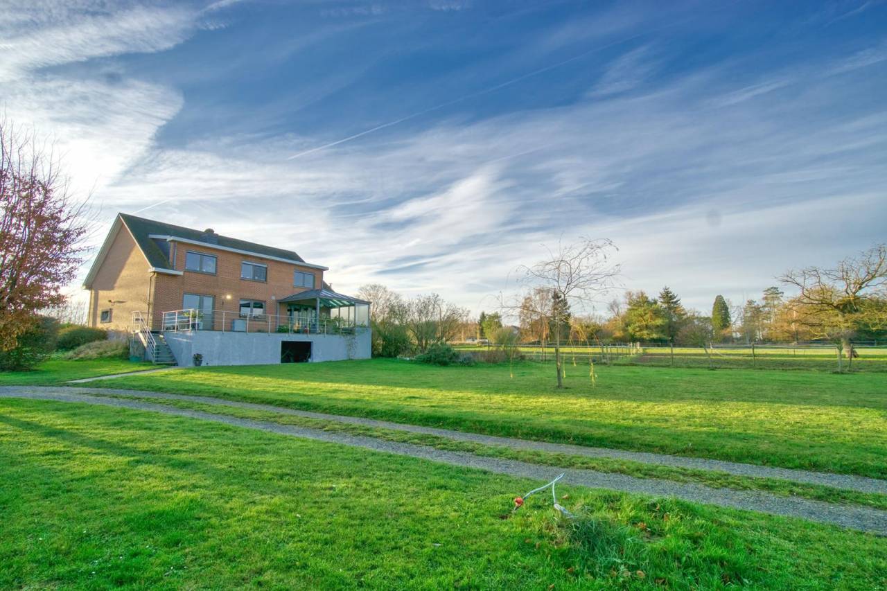 Maison 4 ch. – Piste 800 m2 – poss. + 2,5 Ha 