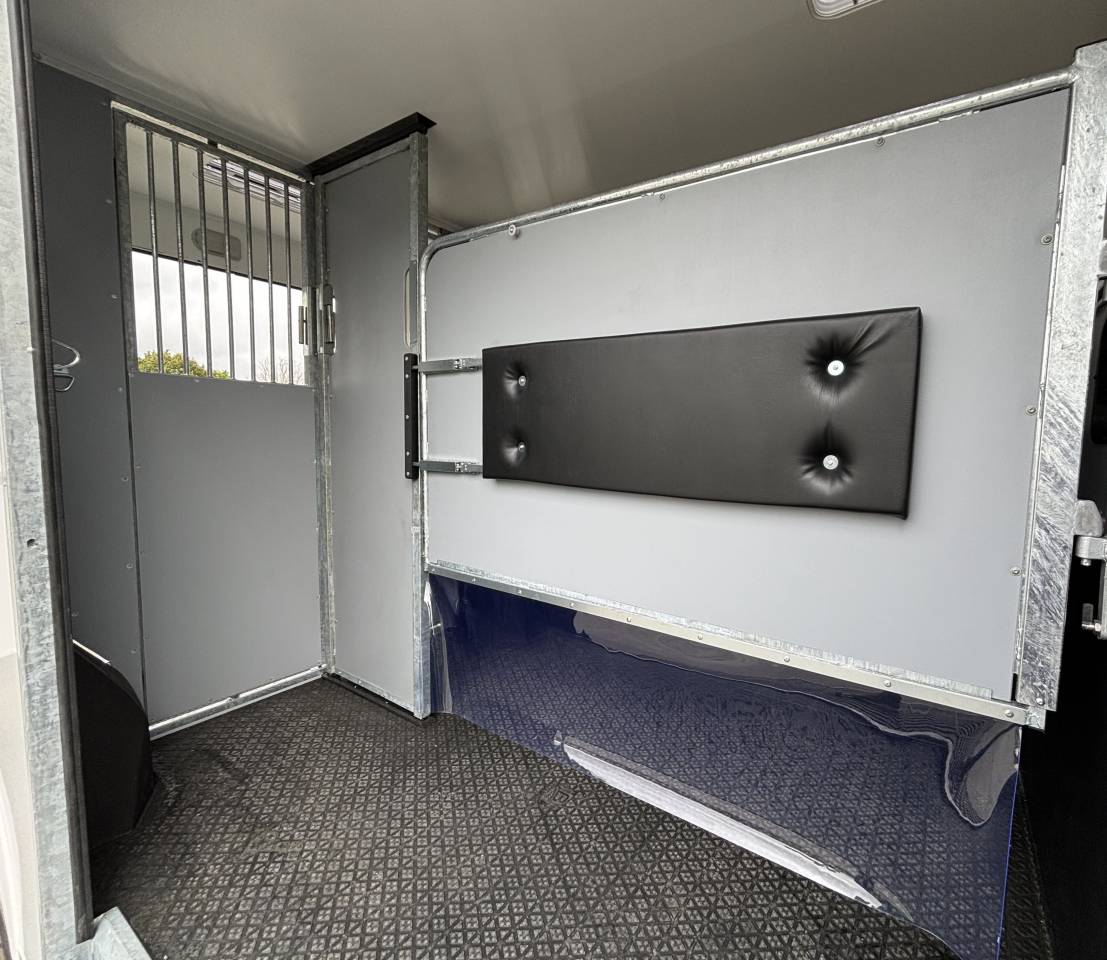 Nissan 2025 carrosserie ESPRIT stalle 2 places AP PETIT