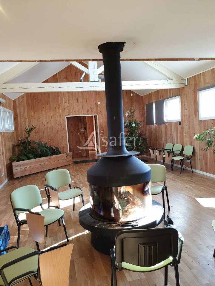 Ch&acirc;teau et ses 1 200 m&sup2; d'annexes b&acirc;ties