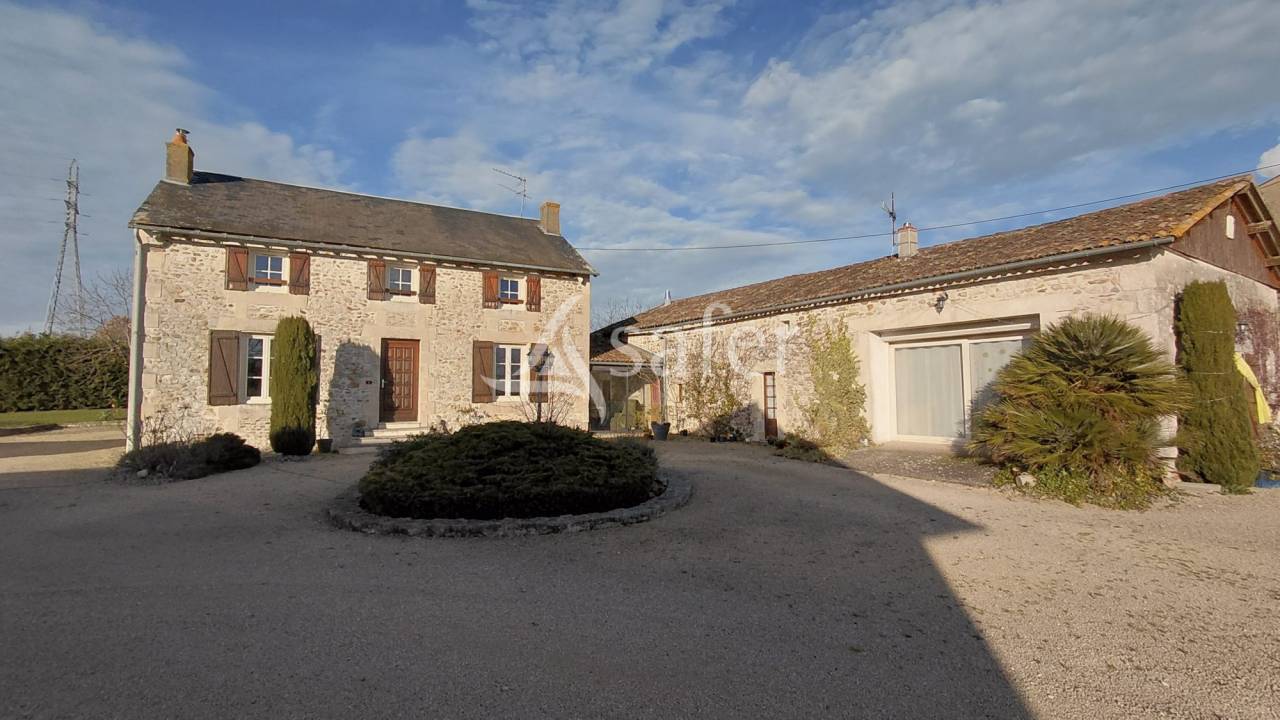 Ensemble de trois maisons d'habitation sur 12 ha, site isol&eacute;.