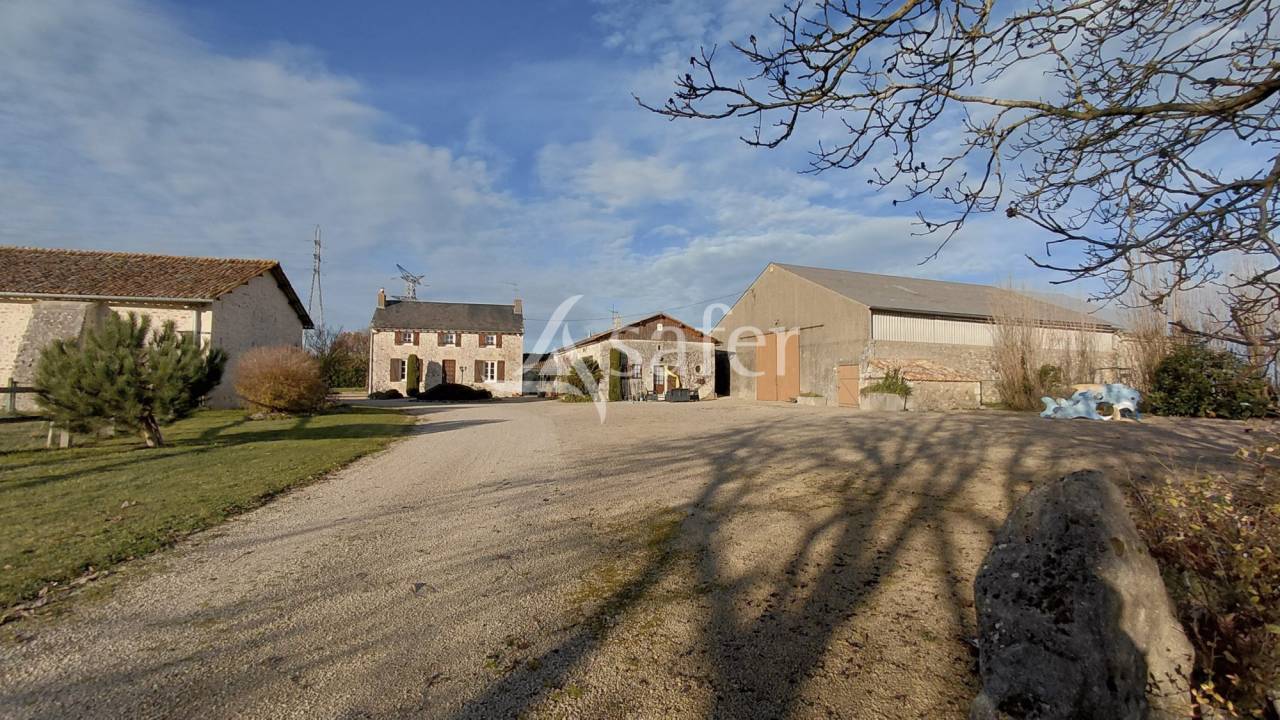 Ensemble de trois maisons d'habitation sur 12 ha, site isol&eacute;.