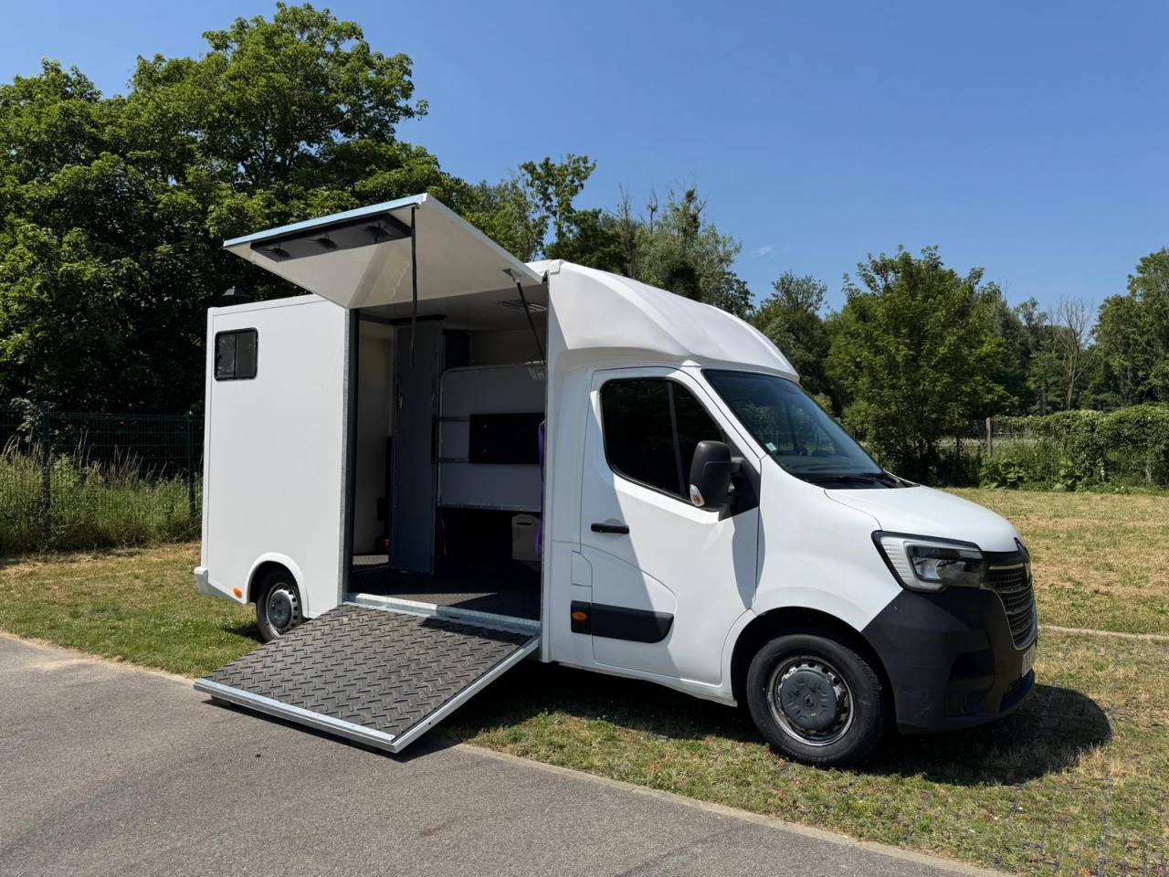 RENAULT MASTER &ndash; 2019 &ndash; 3 PLACES &ndash; STALLE &ndash; 21 000KM