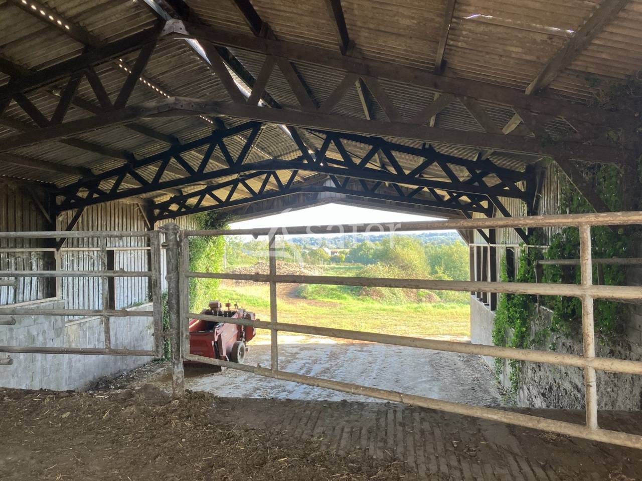 A vendre ferme avec maison d'habitation et b&acirc;timents agricoles
