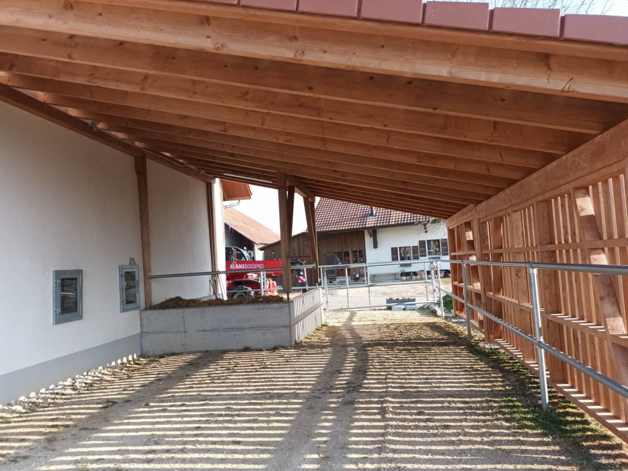 Ferme &eacute;questre r&eacute;nov&eacute;e avec 4 boxes et un paddock