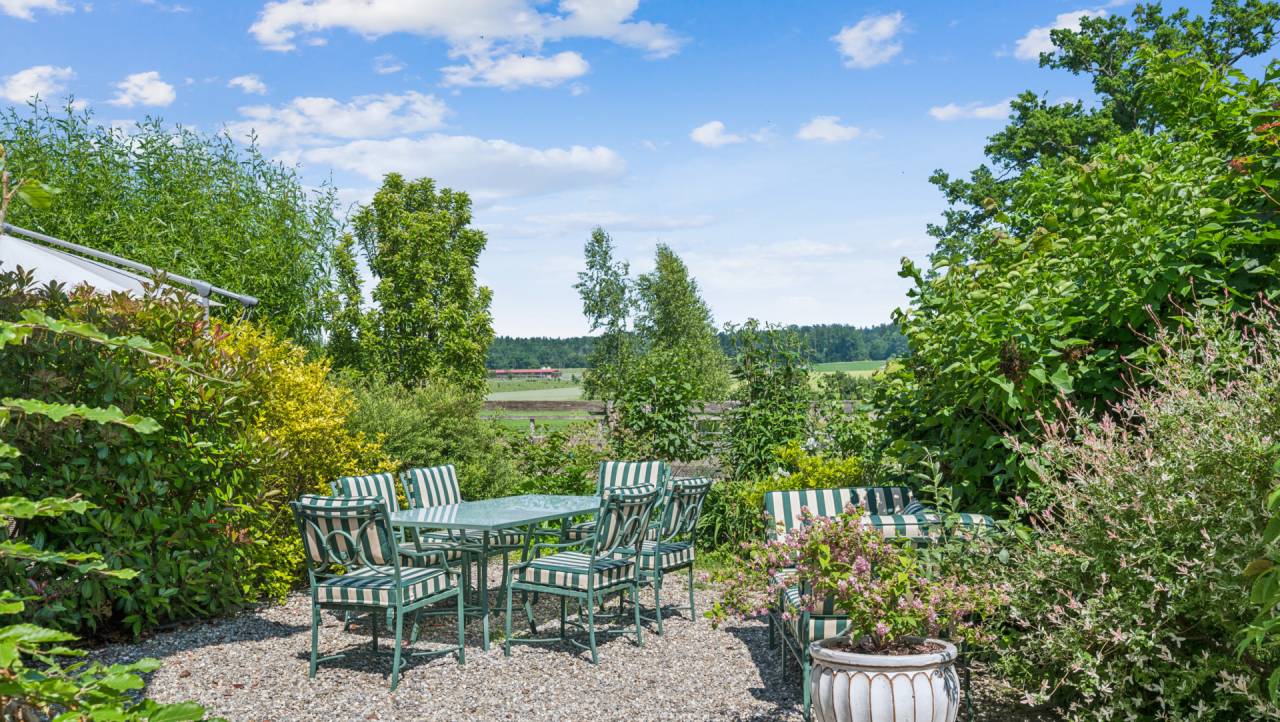 Ferme &eacute;questre r&eacute;nov&eacute;e avec 4 boxes et un paddock