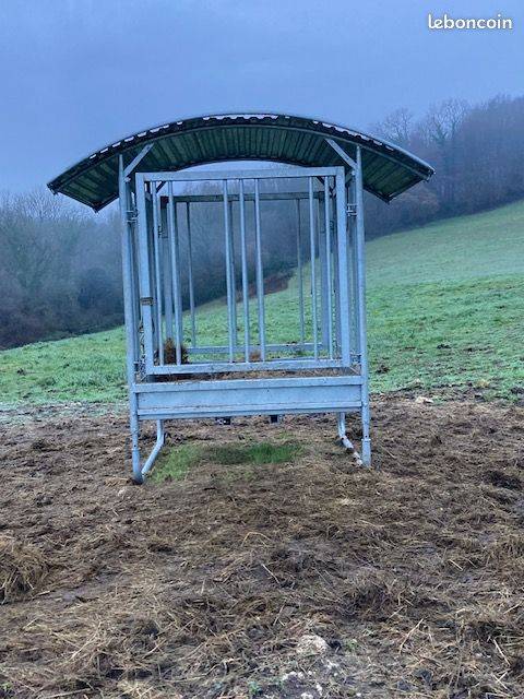 R&acirc;telier &agrave; foin de prairie