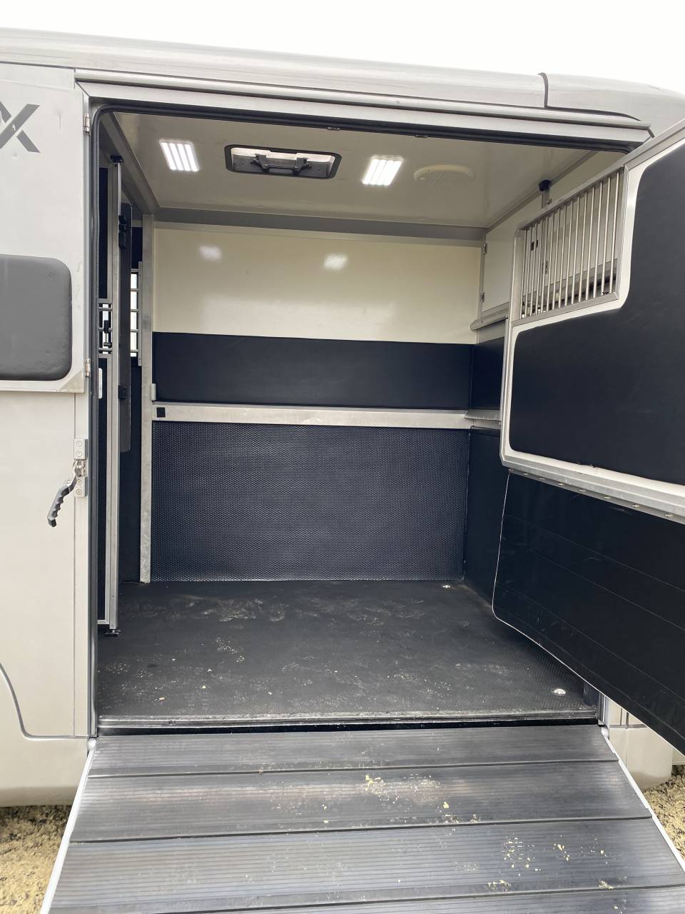 Camionnette chevaux stx stalle 