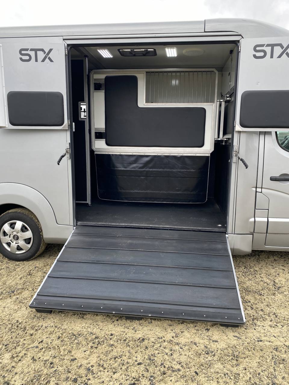 Camionnette chevaux stx stalle 
