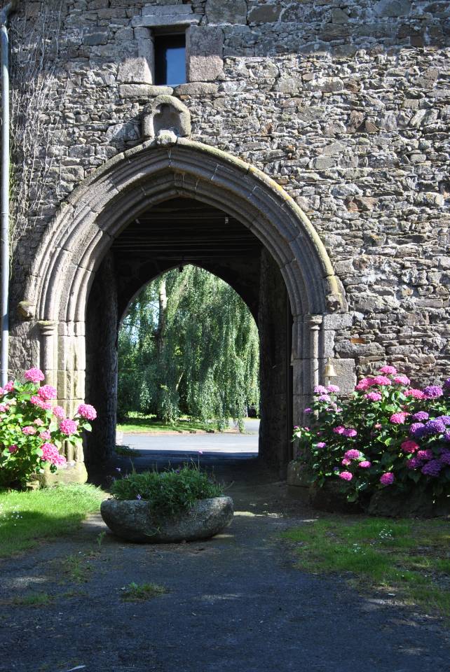 Proche c&ocirc;te de granit rose, ancien manoir du XIVe 