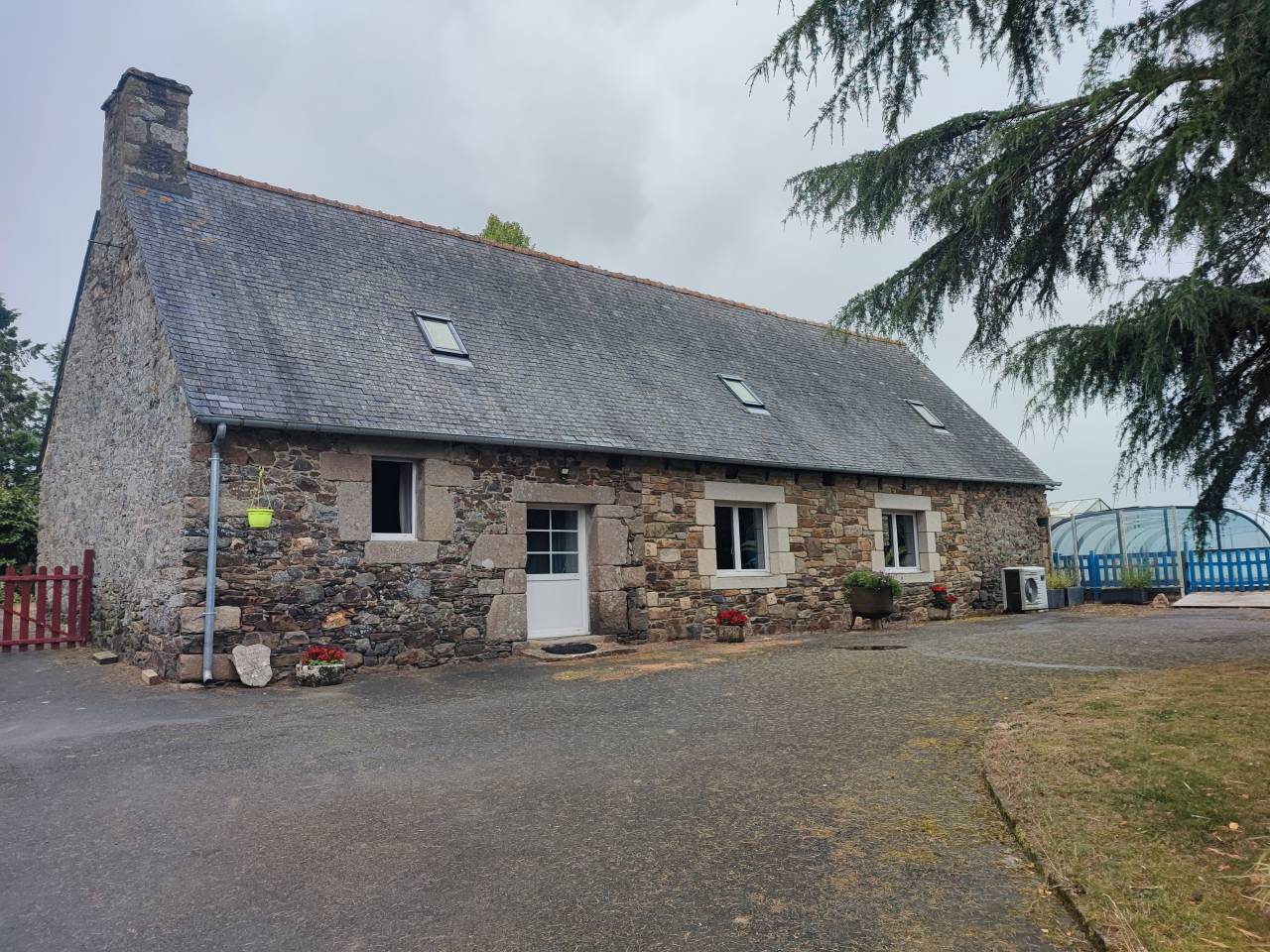 Proche c&ocirc;te de granit rose, ancien manoir du XIVe 