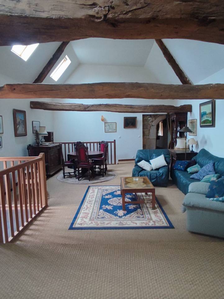 Proche c&ocirc;te de granit rose, ancien manoir du XIVe 