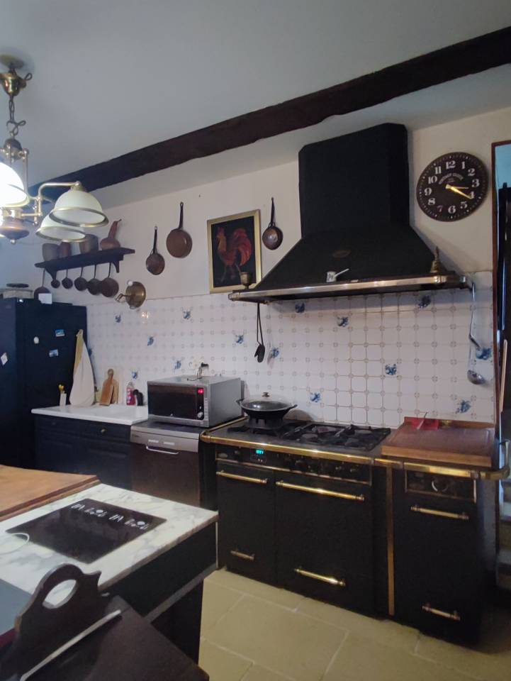 Proche c&ocirc;te de granit rose, ancien manoir du XIVe 