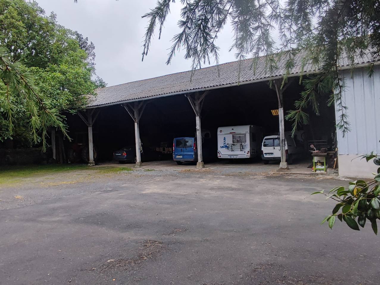 Proche c&ocirc;te de granit rose, ancien manoir du XIVe 