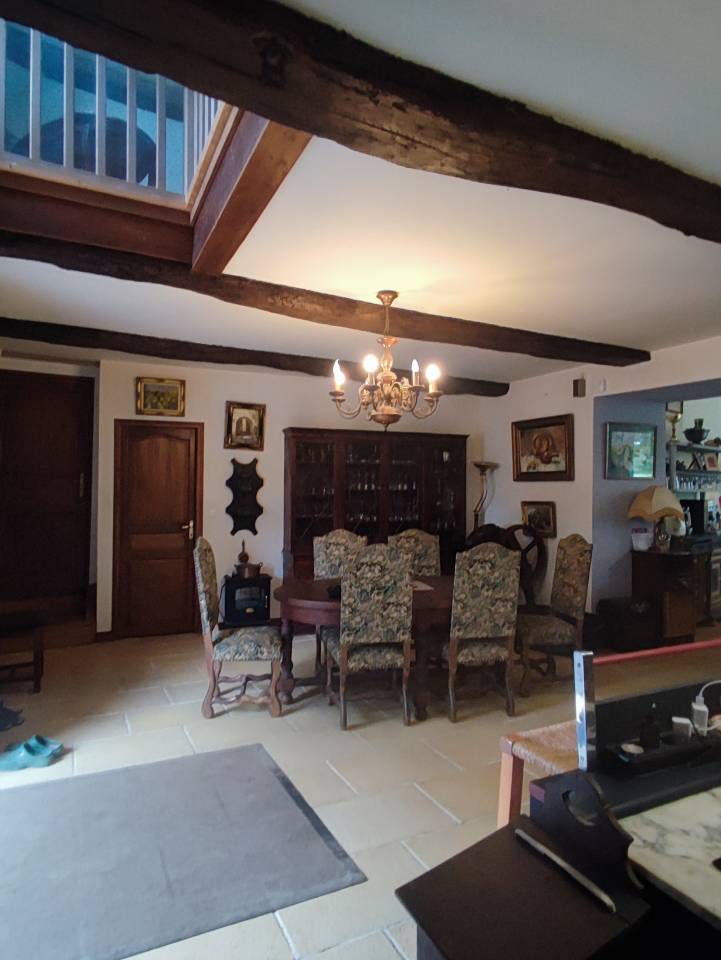 Proche c&ocirc;te de granit rose, ancien manoir du XIVe 