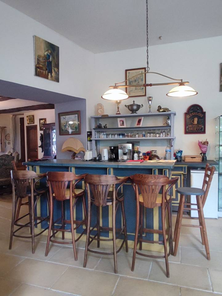 Proche c&ocirc;te de granit rose, ancien manoir du XIVe 