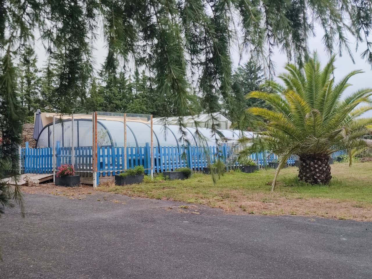 Proche c&ocirc;te de granit rose, ancien manoir du XIVe 