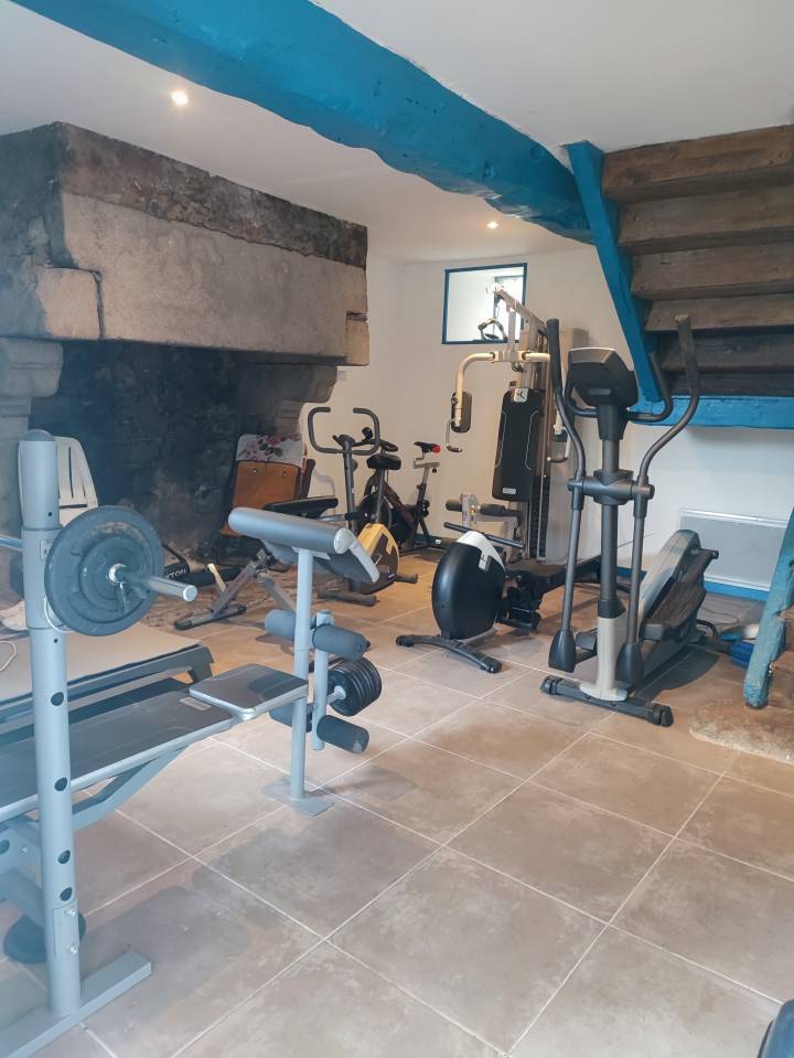 Proche c&ocirc;te de granit rose, ancien manoir du XIVe 