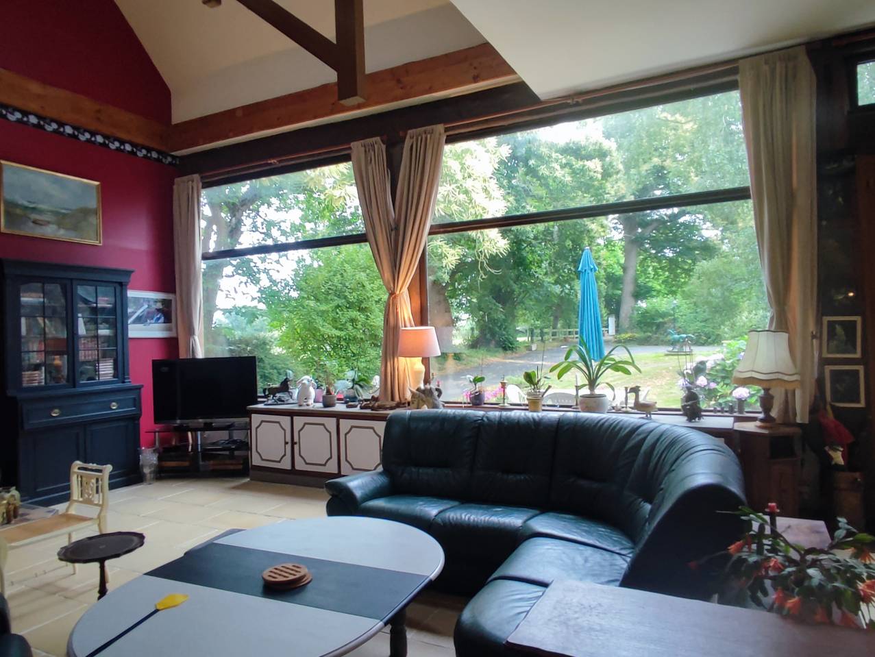 Proche c&ocirc;te de granit rose, ancien manoir du XIVe 