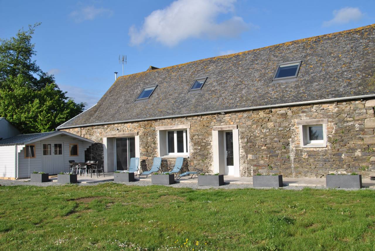 Proche c&ocirc;te de granit rose, ancien manoir du XIVe 