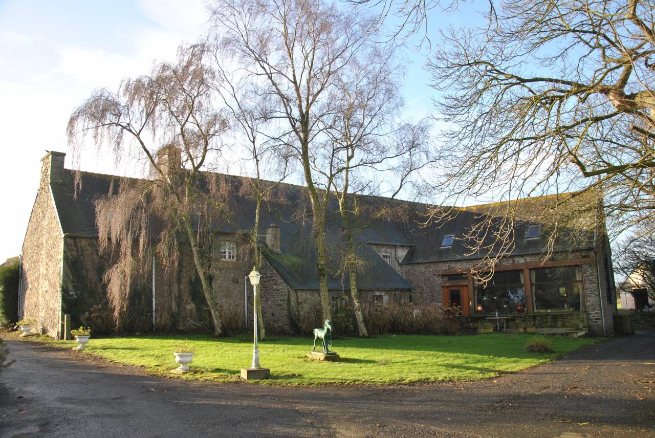 Proche c&ocirc;te de granit rose, ancien manoir du XIVe 