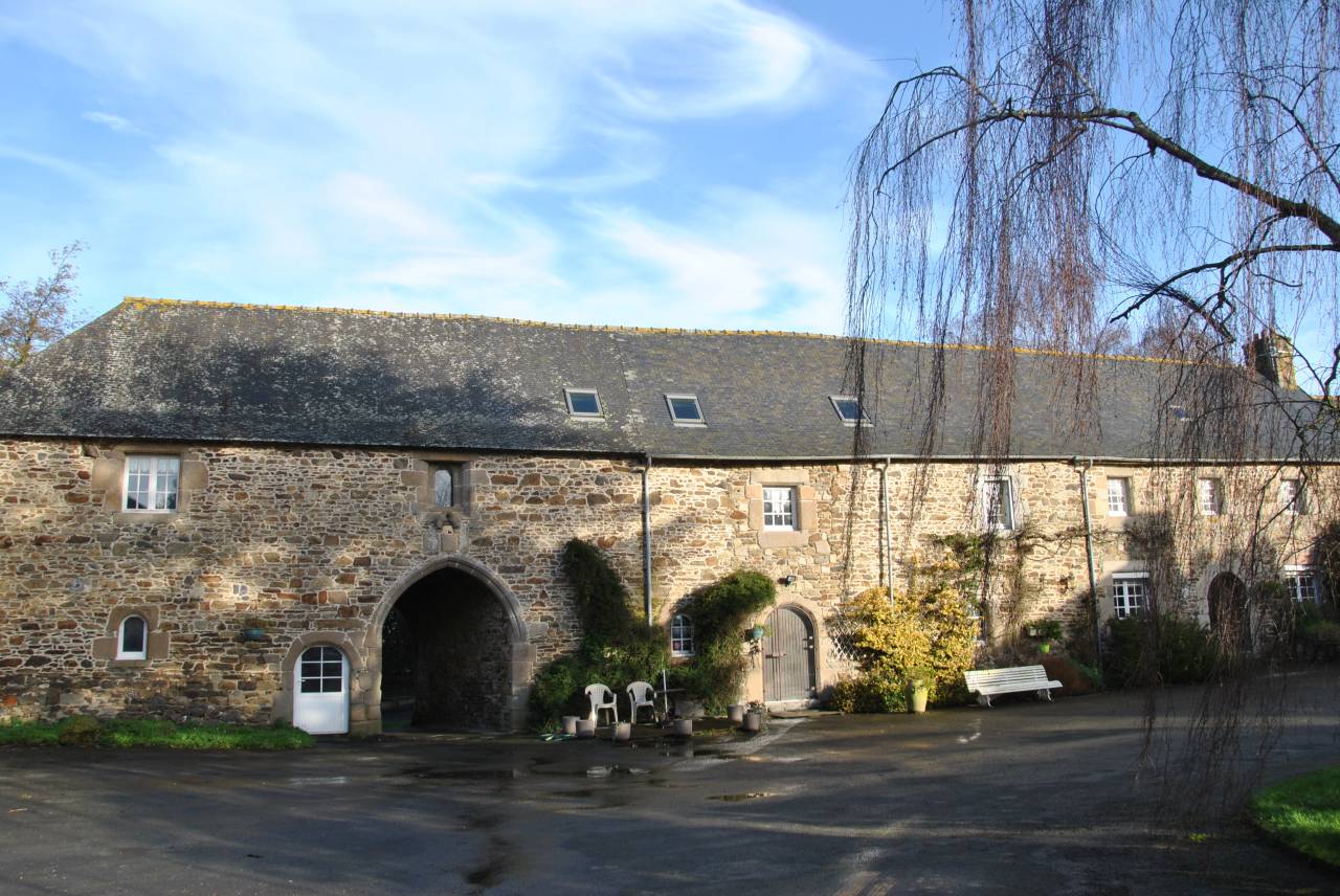 Proche c&ocirc;te de granit rose, ancien manoir du XIVe 