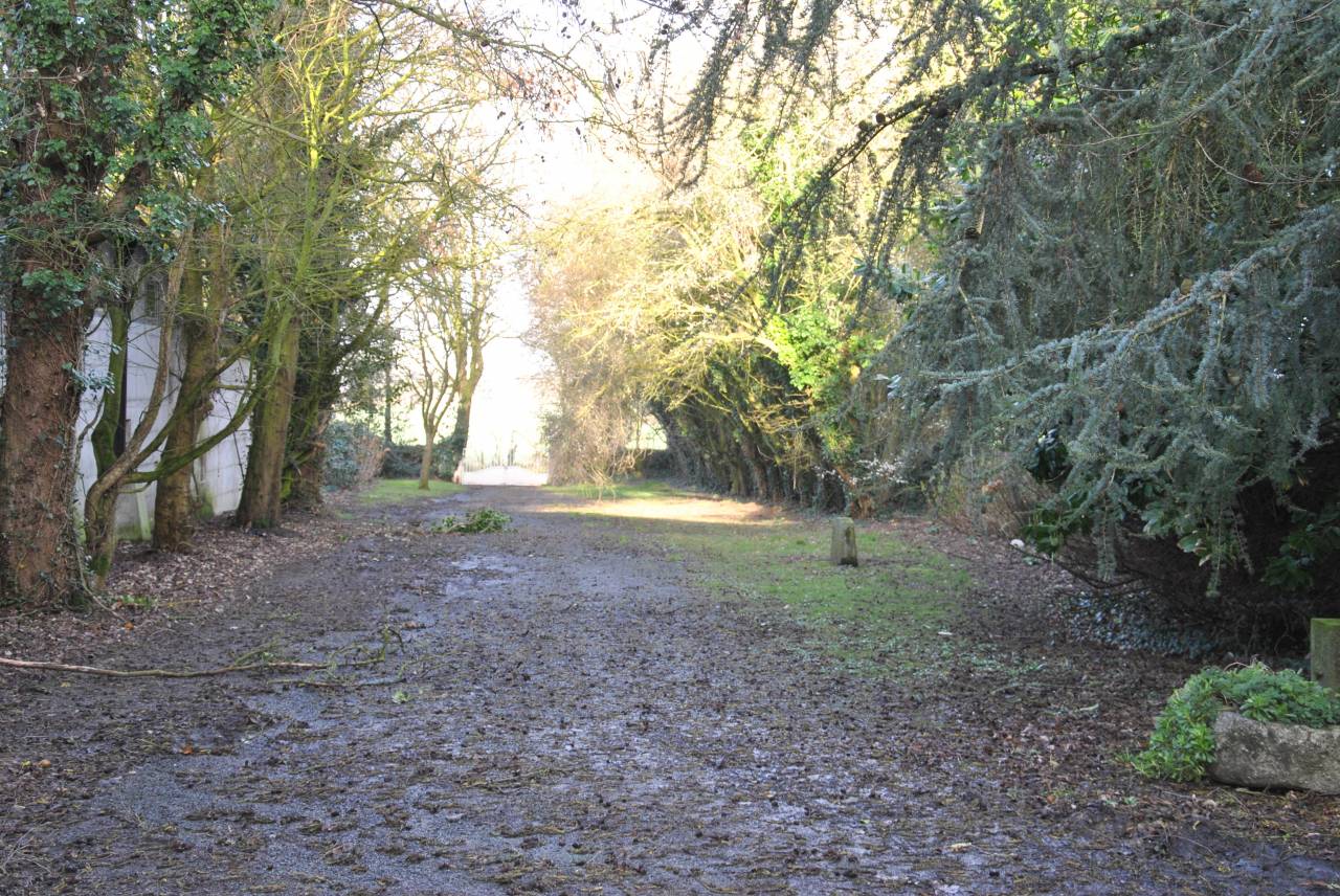 Proche c&ocirc;te de granit rose, ancien manoir du XIVe 