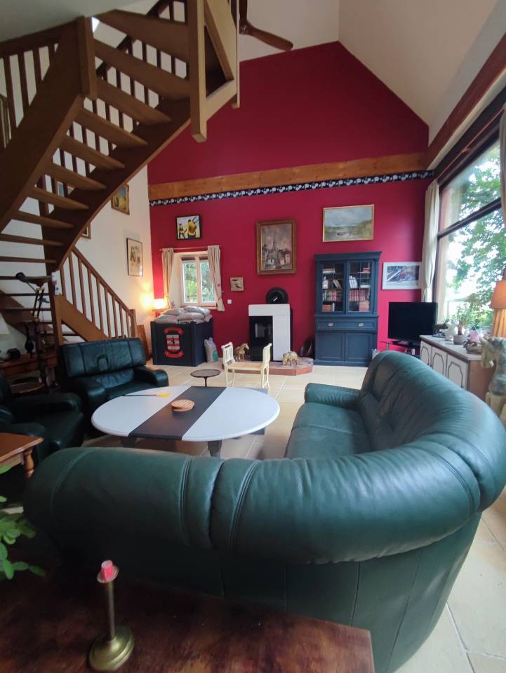 Proche c&ocirc;te de granit rose, ancien manoir du XIVe 