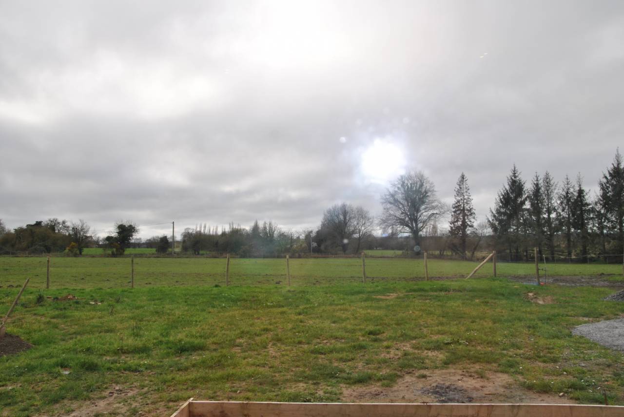 Proche c&ocirc;te de granit rose, ancien manoir du XIVe 