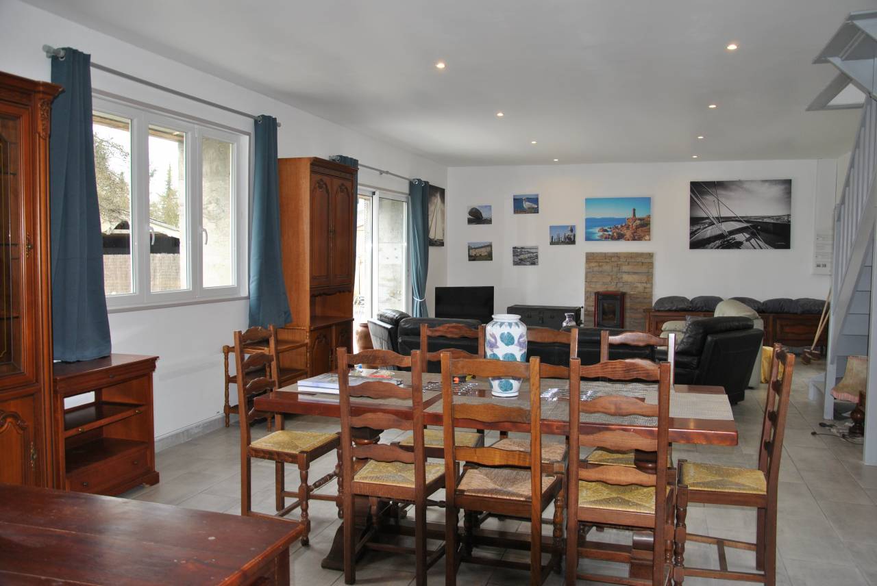 Proche c&ocirc;te de granit rose, ancien manoir du XIVe 