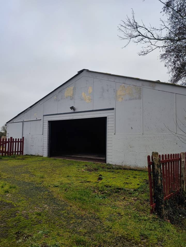 Proche c&ocirc;te de granit rose, ancien manoir du XIVe 