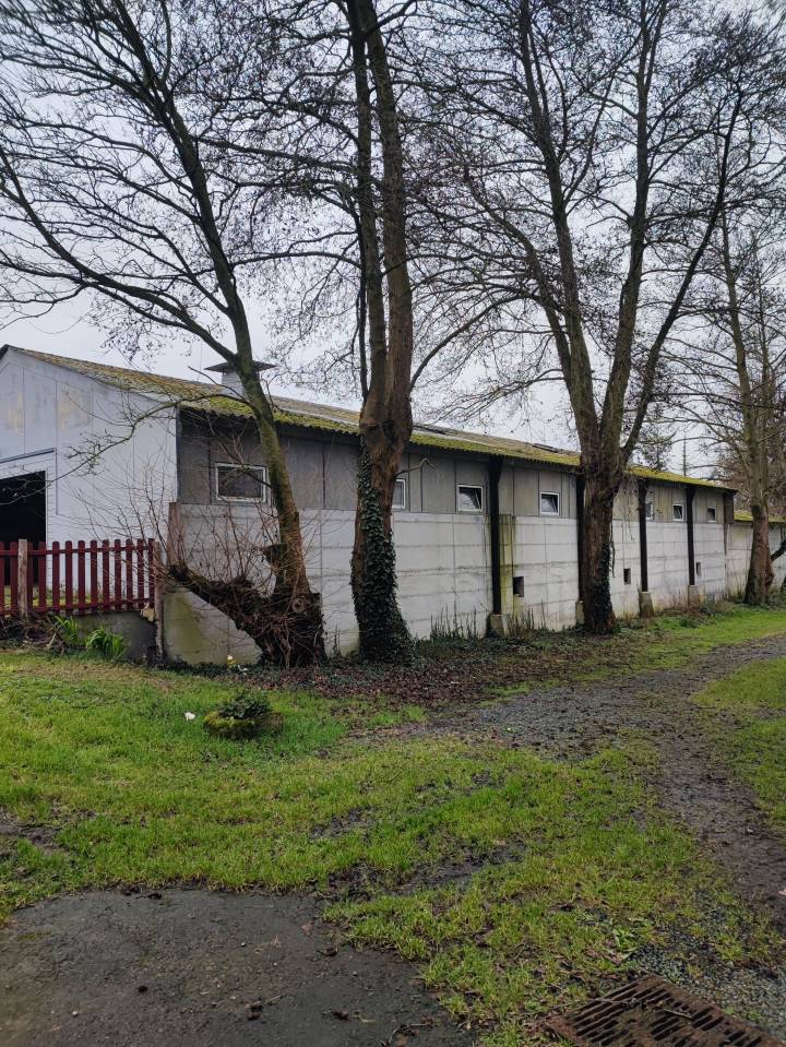 Proche c&ocirc;te de granit rose, ancien manoir du XIVe 