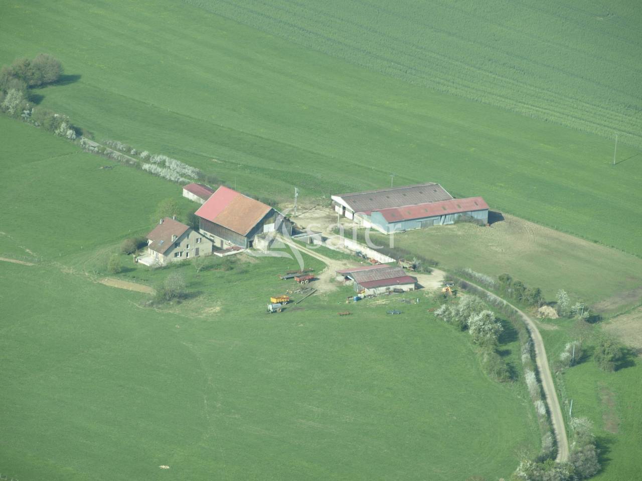 Ferme avec grange et b&acirc;timents - Terrains de 8 &agrave; 24 hectares