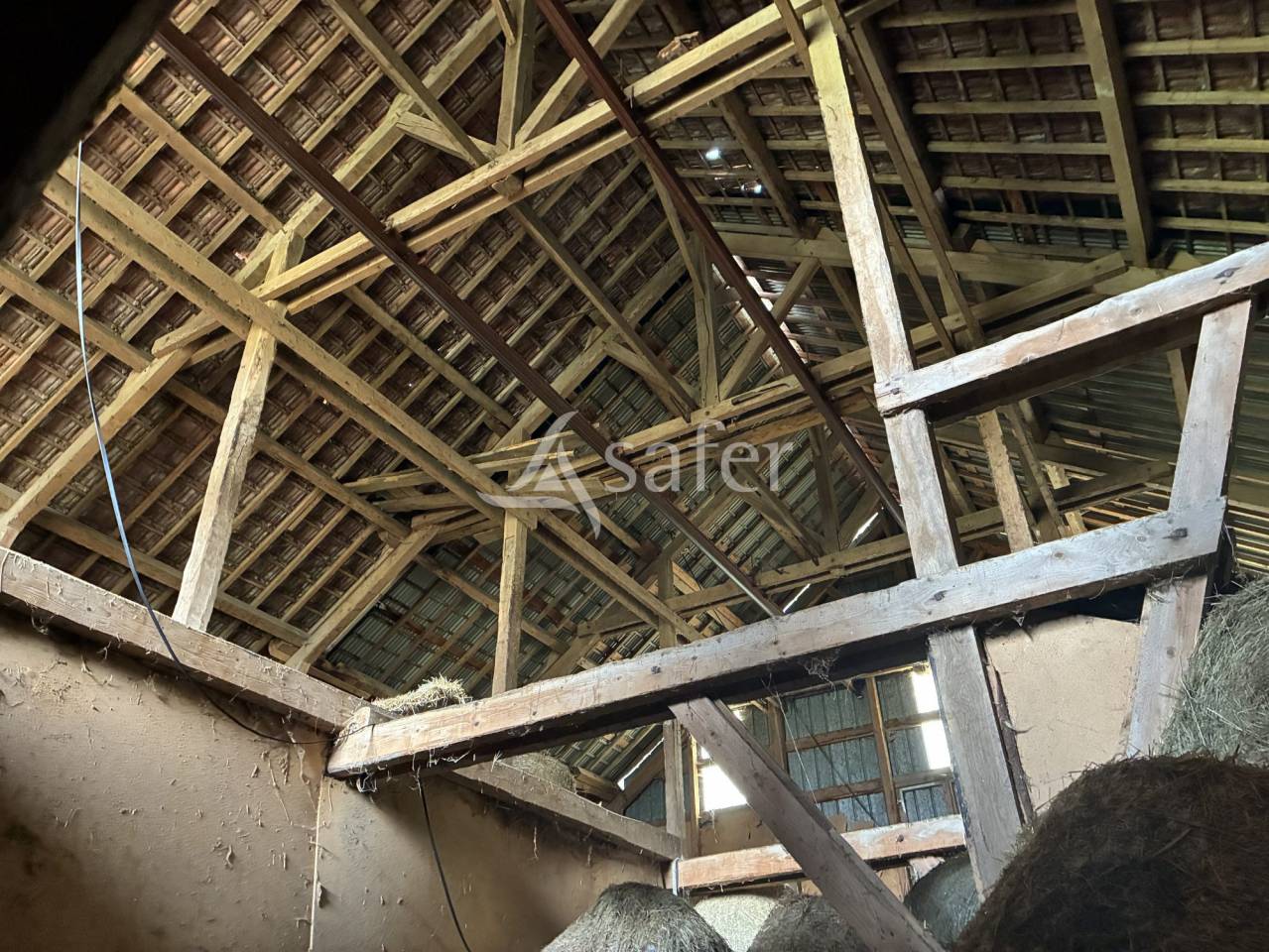 Ferme avec grange et b&acirc;timents - Terrains de 8 &agrave; 24 hectares