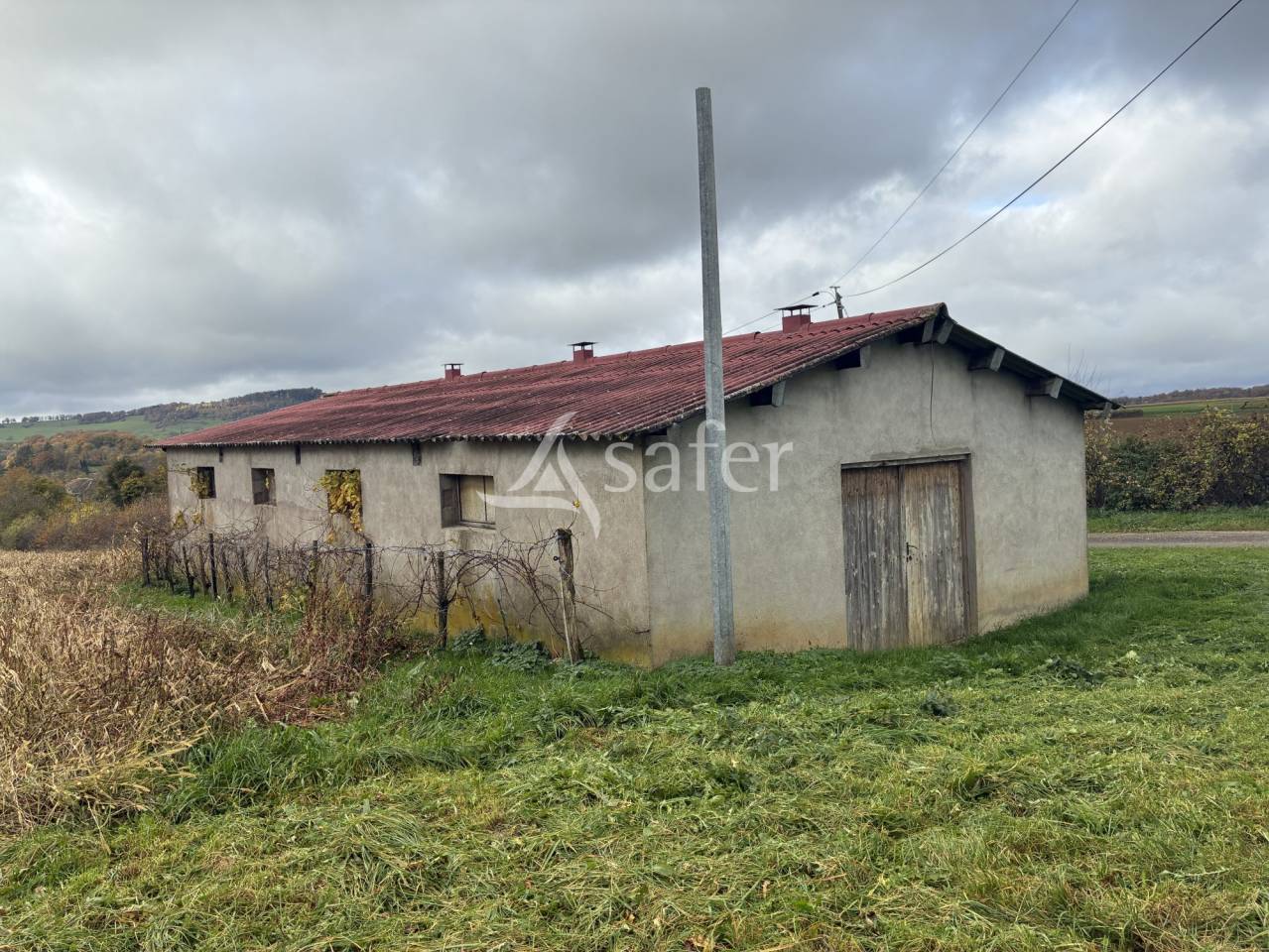 Ferme avec grange et b&acirc;timents - Terrains de 8 &agrave; 24 hectares