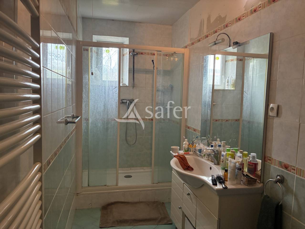 Ferme avec grange et b&acirc;timents - Terrains de 8 &agrave; 24 hectares