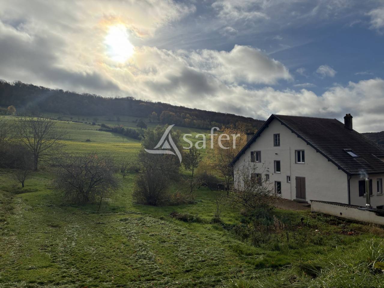 Ferme avec grange et b&acirc;timents - 24 hectares
