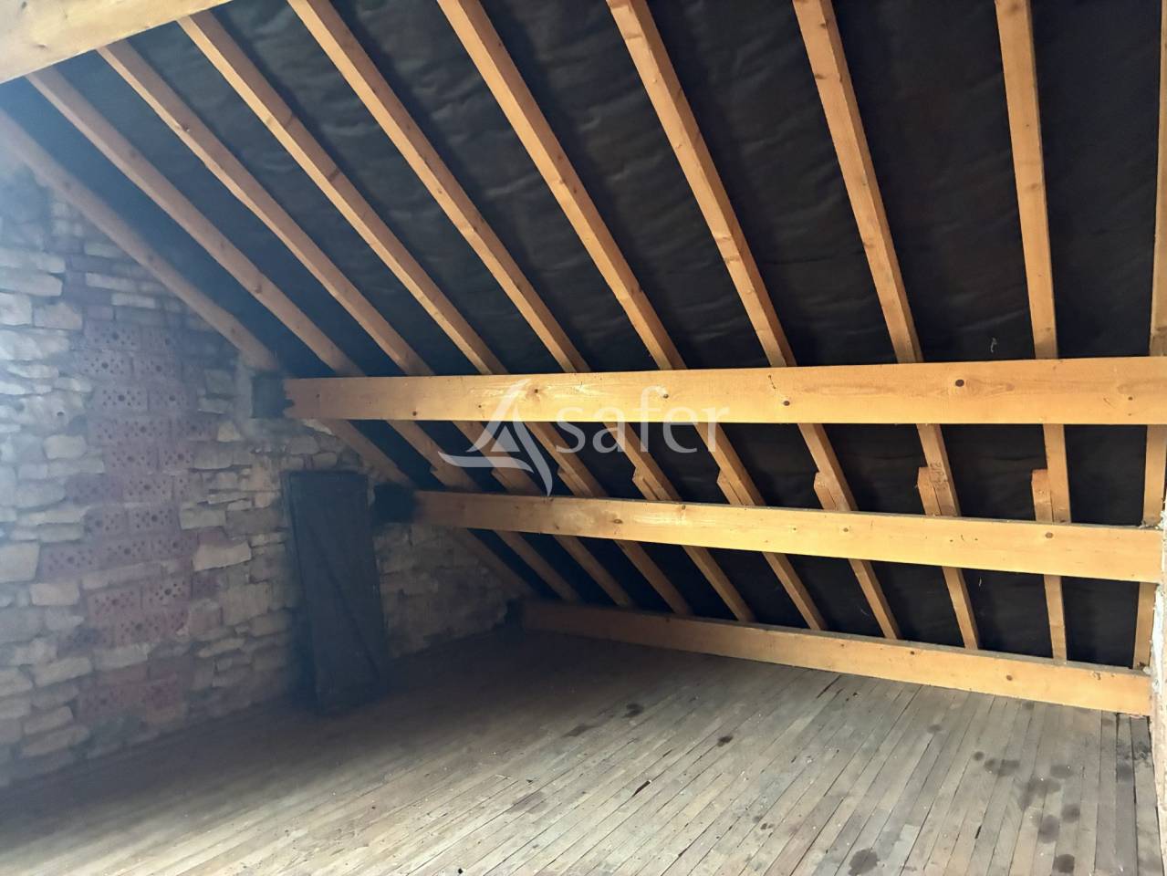 Ferme avec grange et b&acirc;timents - 24 hectares