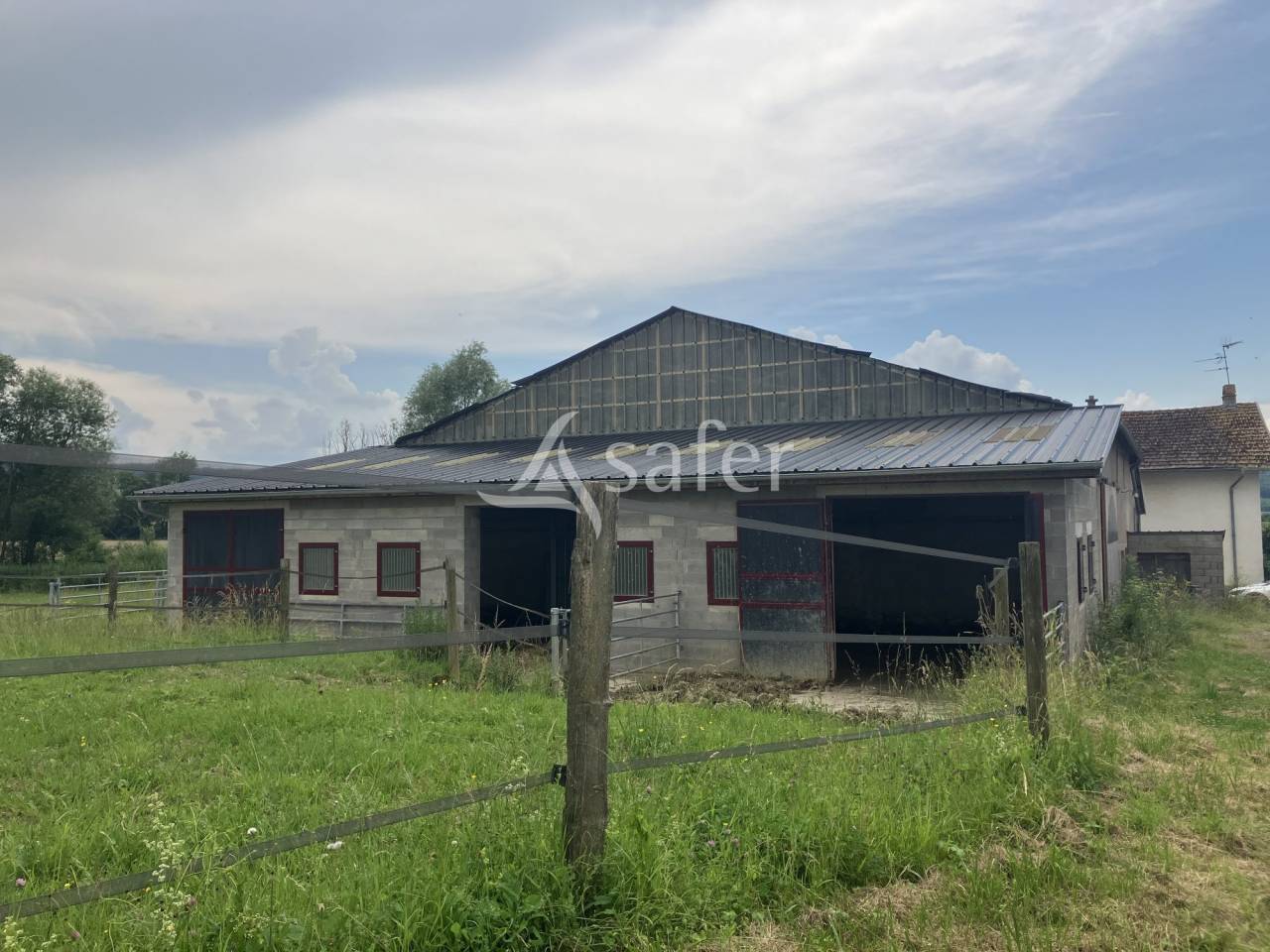 B&acirc;timent &eacute;questre avec 10 ha - Maison &agrave; r&eacute;habiliter