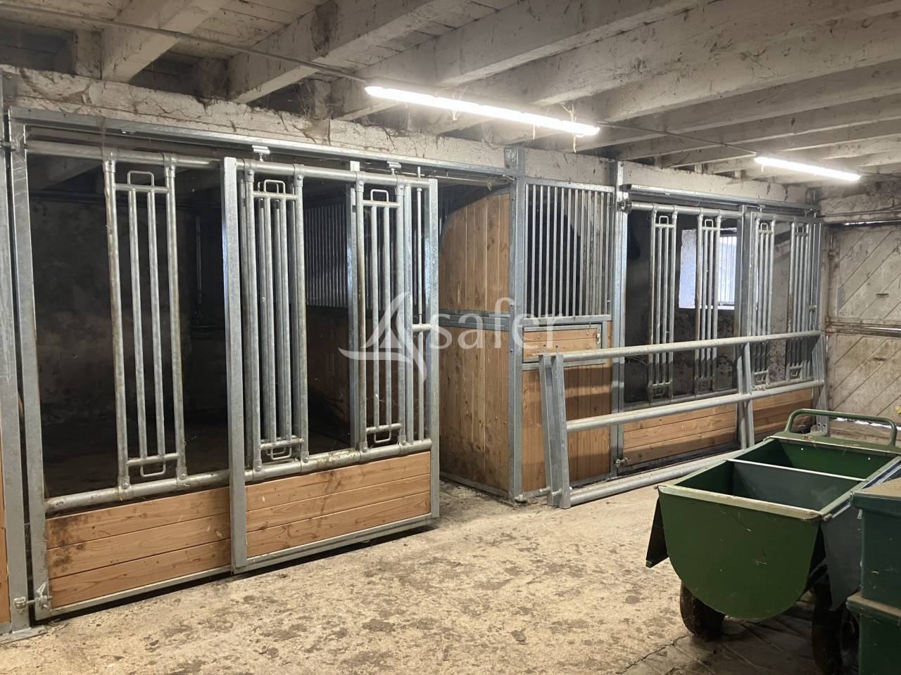 B&acirc;timent &eacute;questre avec 10 ha - Maison &agrave; r&eacute;habiliter